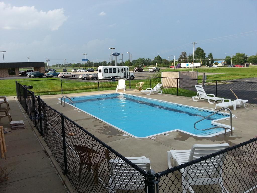 Centerstone Inn & Suites Carlyle Exterior photo